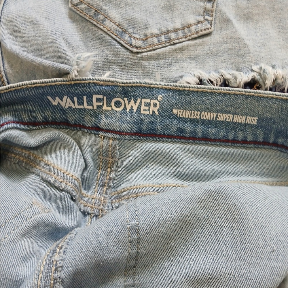 Lot of 2 pairs light wash high waisted shorts, size 5-7 - Picture 3 of 4